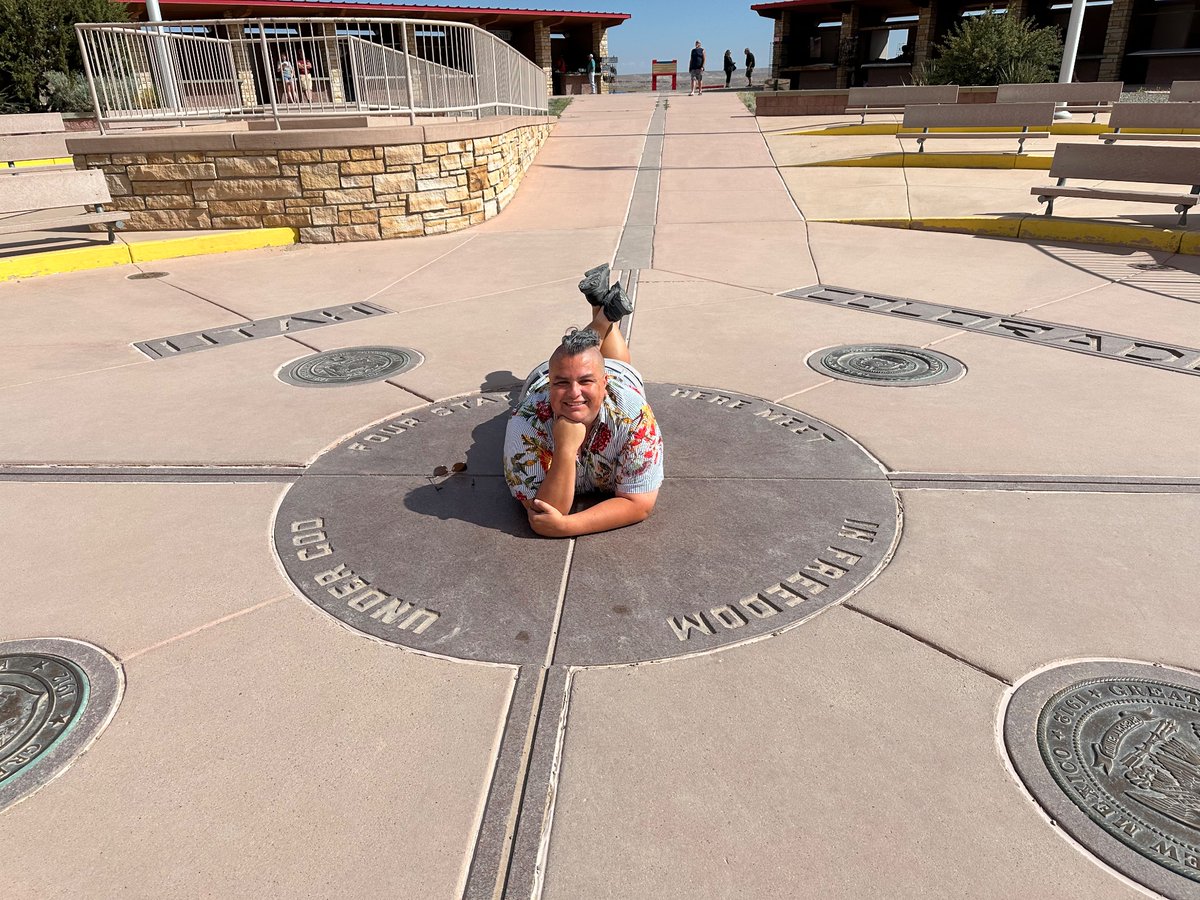 PresidentsVisit's tweet image. Started the Summer of Joe at the center: Four Corners! The spot where Arizona meets Utah, Colorado, and New Mexico! ➕🌵☀️🏜️🏖🗺🚙🎡 #SummerofJoe2024 #FourCorners
