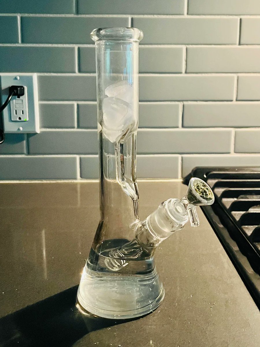 NoContextWeedd's tweet photo. Does ice really make bong hits better? https://t.co/NYY3Utp00e