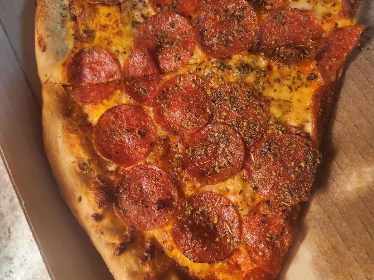 leetkiller's tweet photo. @pizzahut I ordered extra sauce on my big new Yorker pizza, I got NO  sauce instead and when I called pizza hut I got told they don't even put sauce on the big new Yorker. Here's proof. But you took my money for extra sauce anyways. This was gross. https://t.co/jFwFTPTjBK