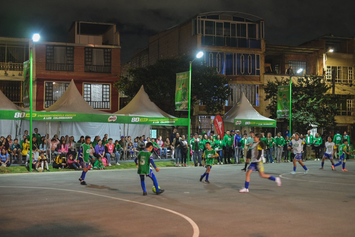 En alianza con MILO y <a href="/unlitrodeluzcol/">Un Litro De Luz</a> intervenimos el parque Clarelandia con un moderno sistema de energía solar, que mejorará las condiciones para que habitantes de Bosa practiquen sus deportes favoritos y caminen con seguridad durante horas de la tarde y la noche.