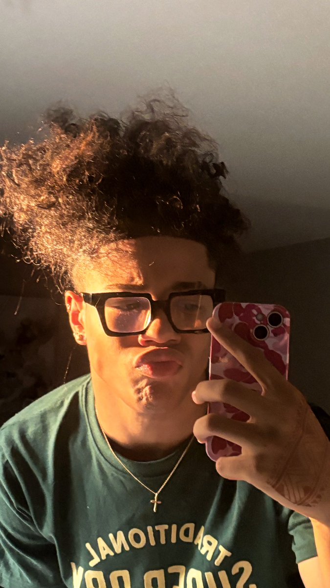 860vaughn's tweet photo. messy bun always gon do it. https://t.co/jcPTVSiK5R