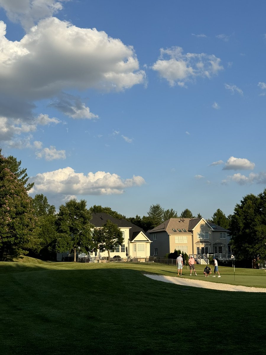 strangerpatrick's tweet image. 초여름 동네 골프장은 퇴근후 골프를 치는 사람들이 많다. 한국 같으면 너무 비싸고 사람이 많아서 생각하기 힘든데 땅이 넓은 미국은 그런 사치를 누릴 수가 있다.