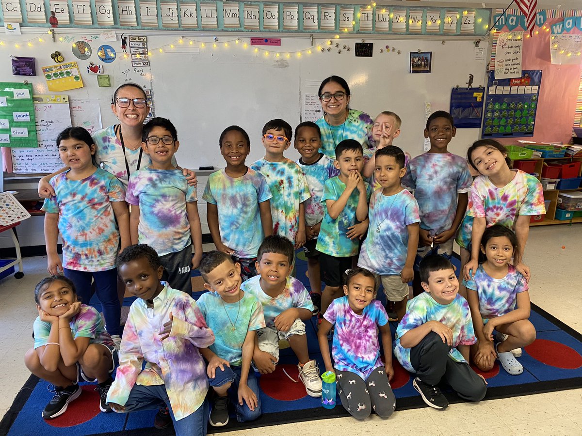 ms_rbarranco's tweet photo. Year four down with yet again the best class ever. So thankful for each of these bees 🐝 and all the lessons they’ve taught me this year 🫶🏼 we all grew so much together and I can’t believe the year is already over! Happy summer!! https://t.co/Hu0MvXOXGT