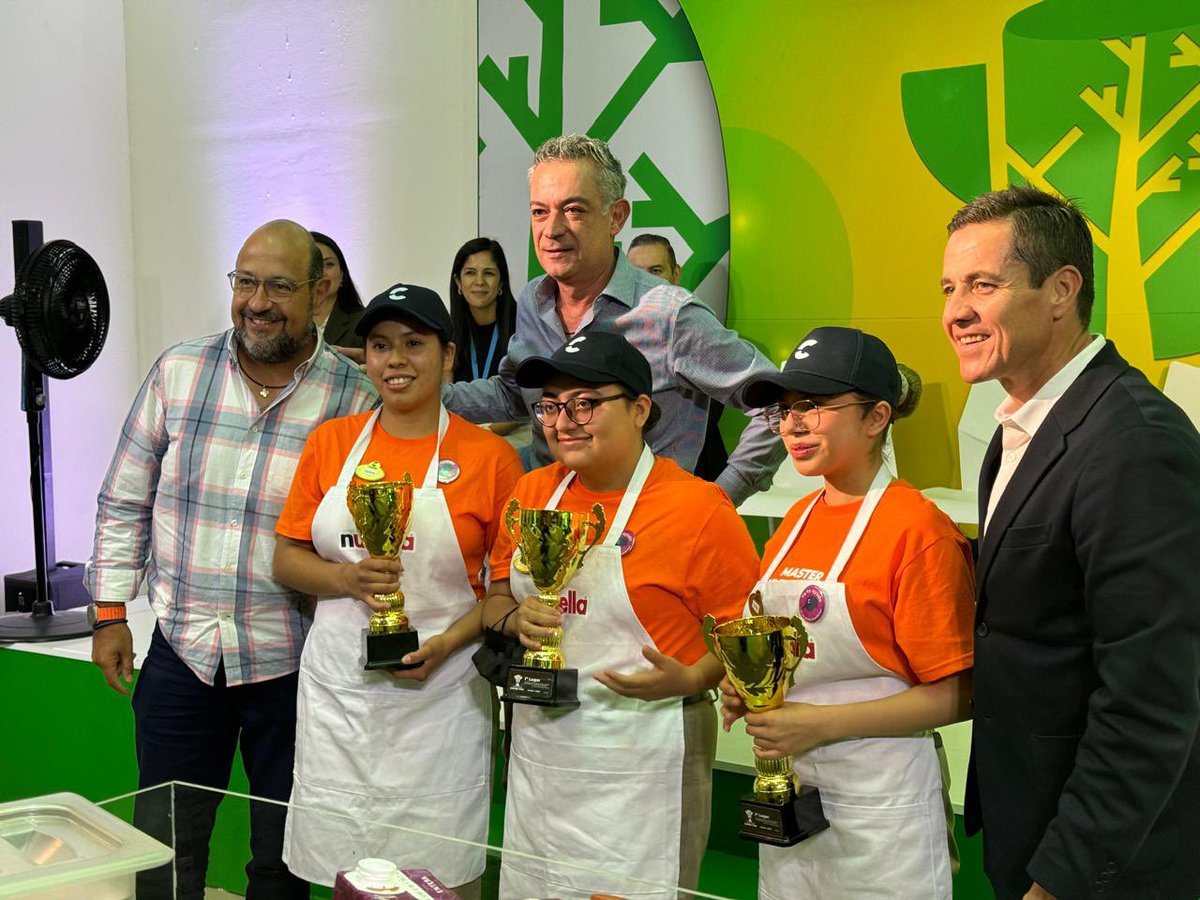 avacu's tweet photo. @cinepolis Una gran final, hoy en el cierre de nuestro concurso nacional “Máster Coffee Tree”, y tenemos Ganadores, felicidades al equipo “Cinepolis Sentura CDMX”, los 3 mejores Cinepolitos, los más rápidos para elaborar las mejores carpas!! Felicidades!! @SomosCinepolis https://t.co/03GtrDBdo4
