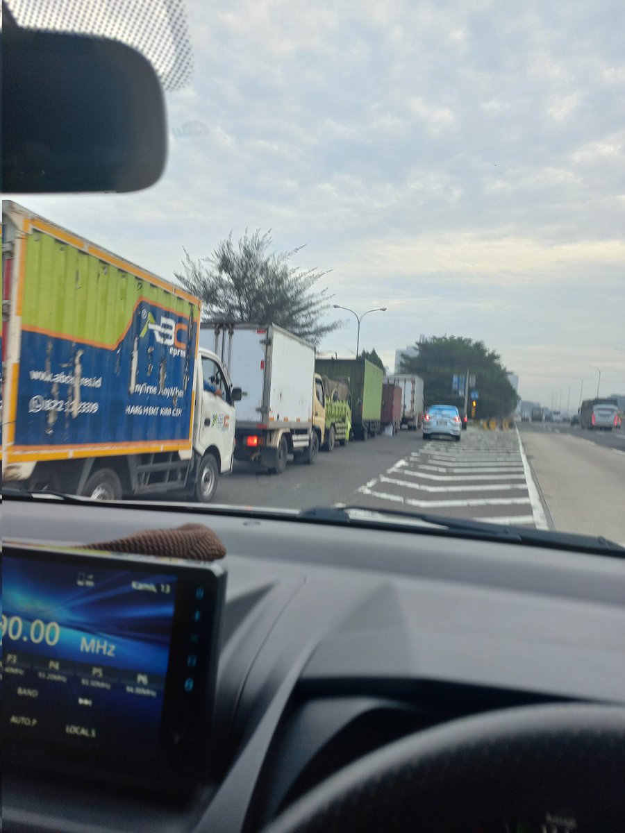 markuni's tweet photo. @RadioElshinta tumben di rest area KM21 Jagorawi ada penumpukan truk https://t.co/mg3UVWe7vb
