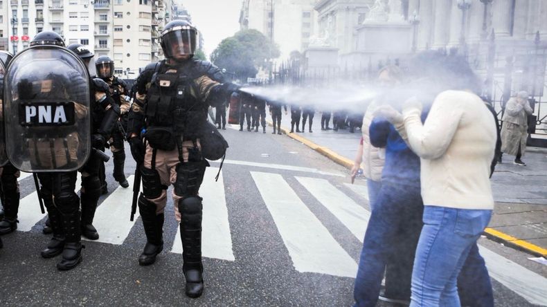 Al próximo que te diga que los policías también son trabajadores, mandale esta foto de parte mía. Gracias.