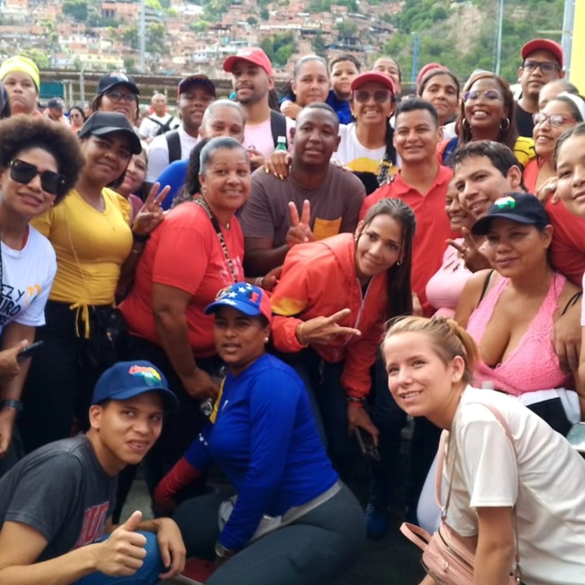 #chávezsoyyochávezerestu ya en sintonia del mejor programa del país!!! En respaldo de Nuestros Presidente Nicolas Maduro mi Gallo Pinto <a href="/NicolasMaduro/">Nicolás Maduro</a> <a href="/dcabellor/">Diosdado Cabello R</a> <a href="/PartidoPSUV/">PSUV</a>