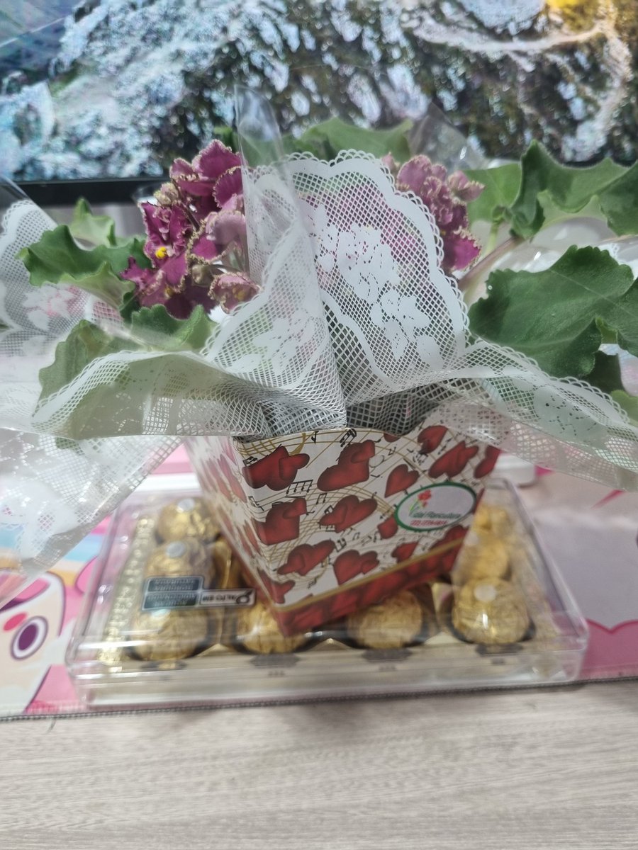Jejembg's tweet photo. Trocamos lanches e assistimos Wonka, não tava esperando ouvir o Timóteo Chevrolet cantando hoje mas ganhei o equivalente ao PIB de um país pequeno em Ferrero rocher e milkshake de paçoca
All win https://t.co/TUi6RHFfYy
