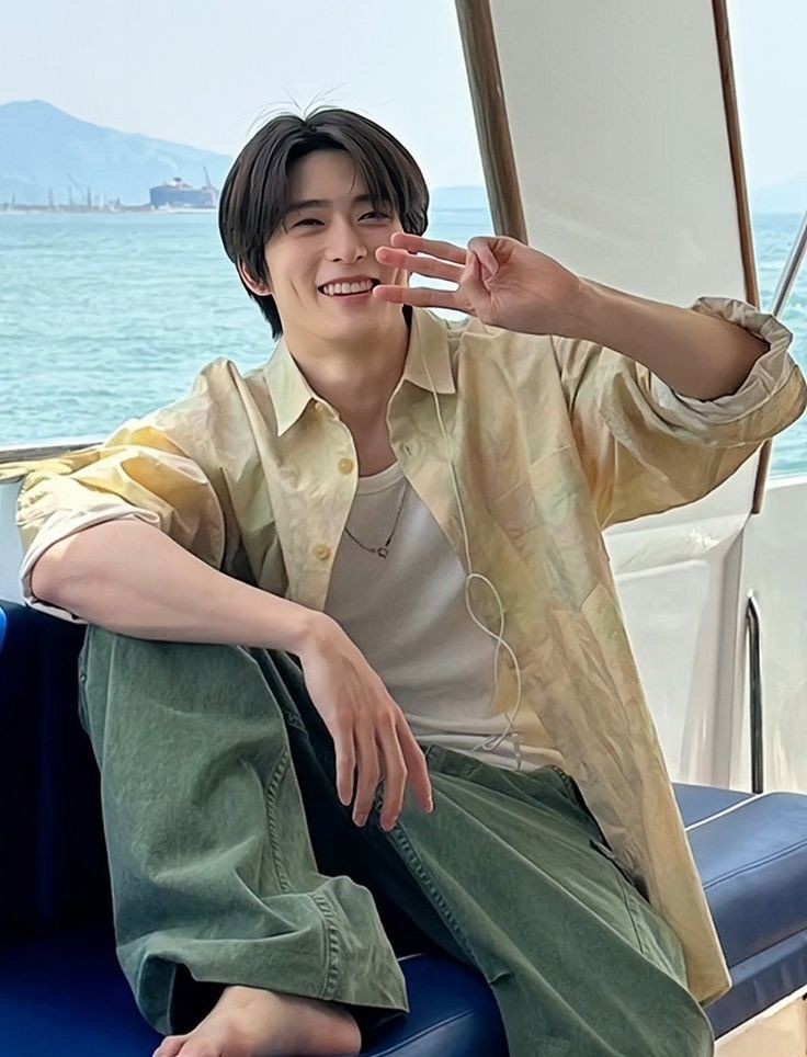 rbbitice's tweet photo. ㅤㅤㅤ[  🐝  ] falando nele, algumas fotinhas suas com esse sorriso explendido e chamativo, único em alguém que tanto amei em minha vida. (p.s: todas você sorri pra mim. https://t.co/ydKmckdzBS