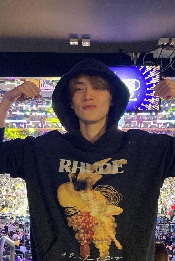 rbbitice's tweet photo. ㅤㅤㅤ[ 🌙  ] minha galeria é muito mais colorida com você, é minha fonte de luz em um dia ruim assim como você, um cara que me alegra em qualquer coisinha que faz. (ooou talvez por eu ter um sorriso frouxo mesmo, convencido! https://t.co/VA5Tr2GOIM