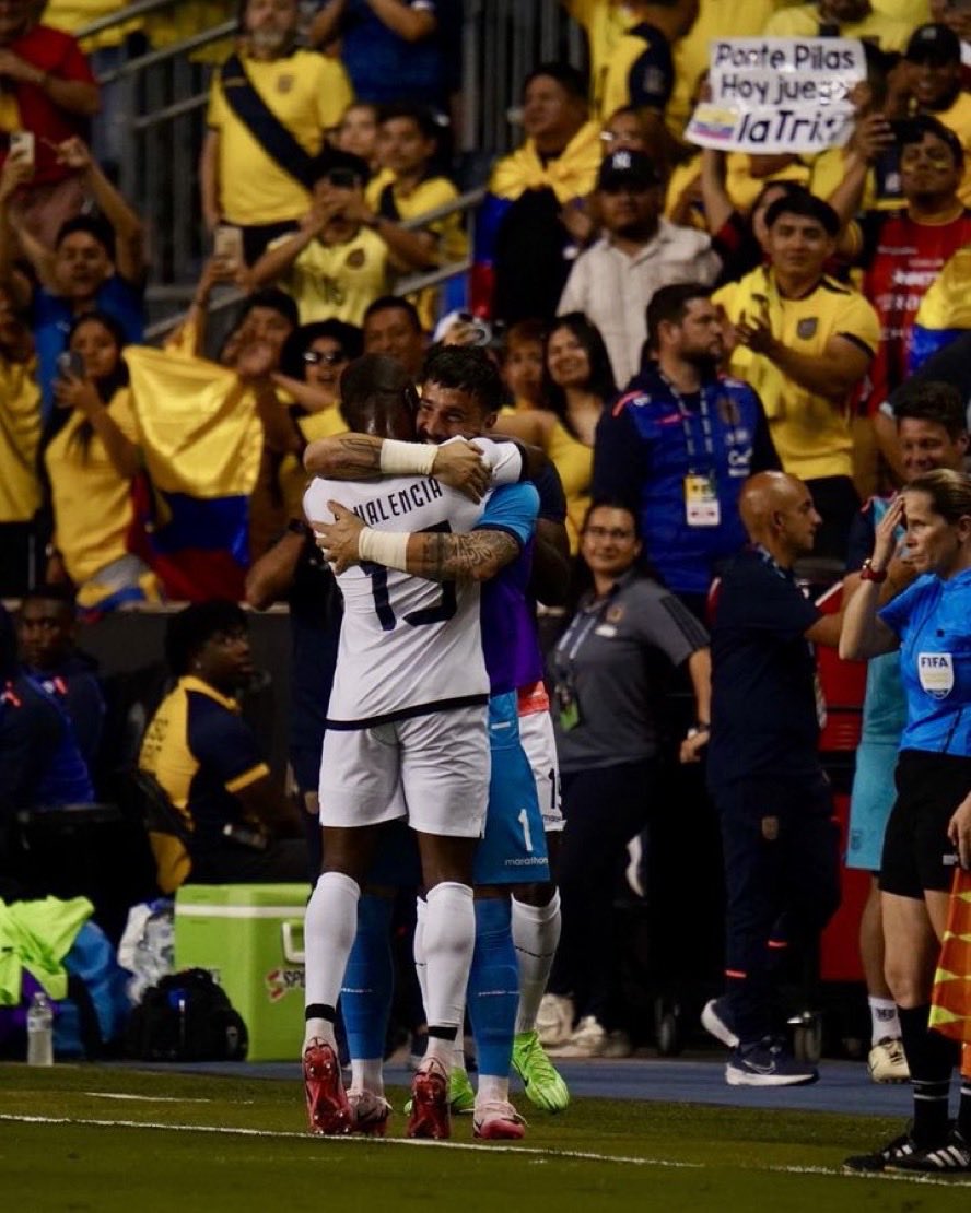 La imagen del primer tiempo Muy Bien Enner 🇪🇨 🤗 gran mensaje el abrazo con Galindez lo celebramos