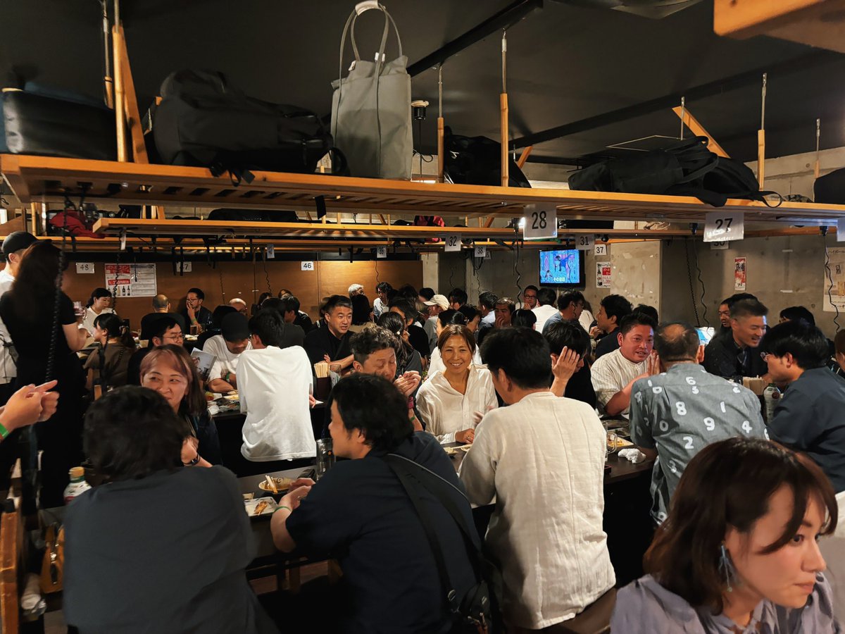 naohironiiyama's tweet photo. 昨日は名物ててて飲み110人！
地域でものづくりやデザインしてると孤独なこともしばしば。ててては展示会ではあるけど同志たちが集まって勇気をもらえるそんな場所。
#ててて商談会 https://t.co/wLErAilNZZ