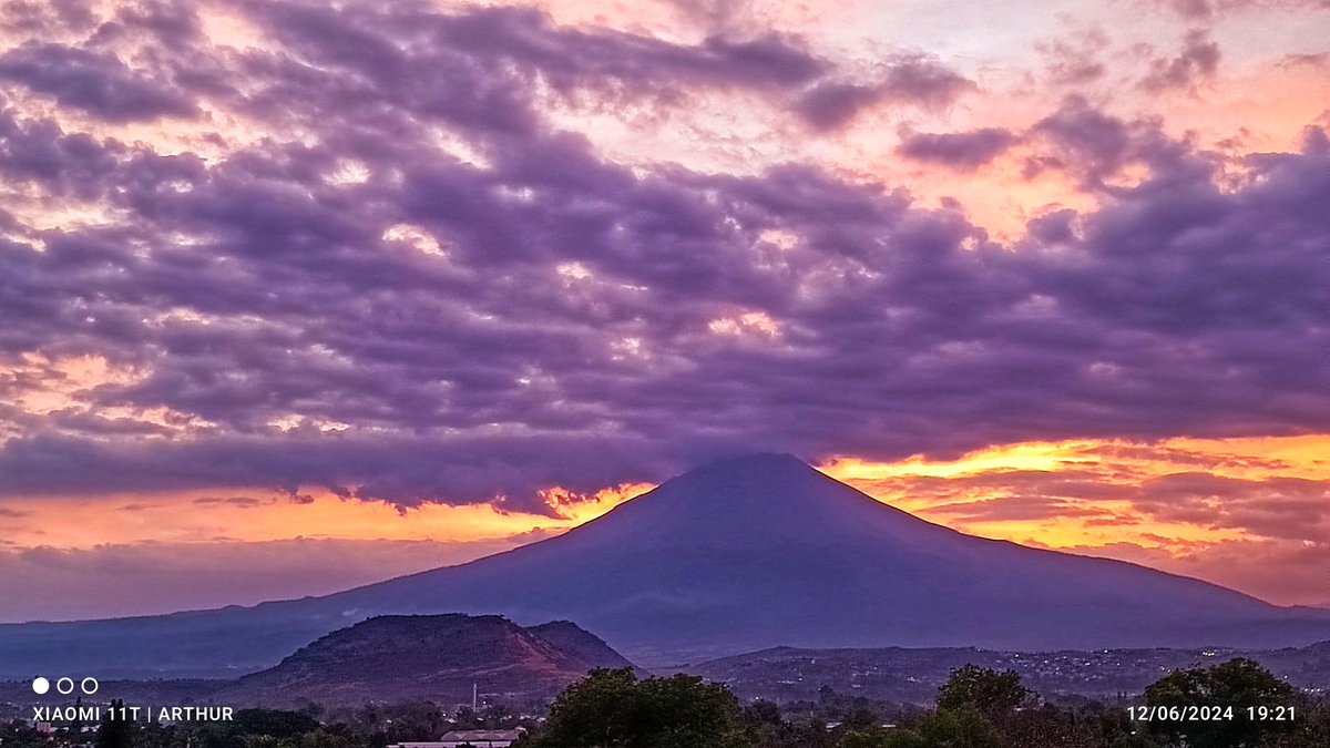 🌄⛰️😍 Así de hermosos 💜 los atardeceres en #Atlixco con el #Volcán #Popocatépetl.  #Puebla.