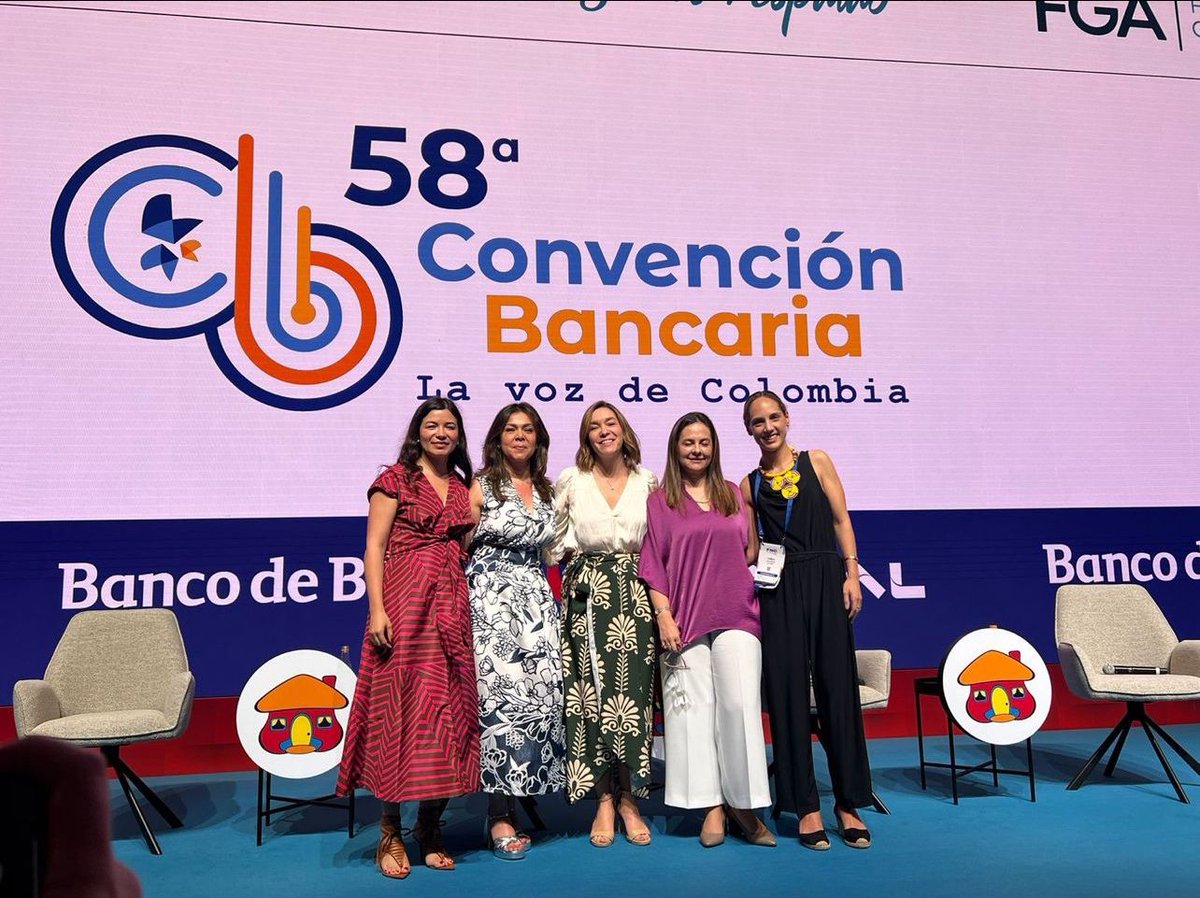 ZuluagaCamila's tweet photo. ¡Hace un año, @JoMalagon de @Asobancaria me hizo una propuesta que no pude rechazar: liderar un proyecto llamado #BANQUERAS! 💼 El objetivo era destacar las historias de mujeres poderosas en la banca colombiana. Fue un año de muchos fines de semana trabajando y aprendiendo sobre lo que es ser mujer en el mundo corporativo.
A lo largo de 25 episodios de un videopodcast en la plataforma @BumBoxco tuve el privilegio de sumergirme en las historias personales, experiencias y triunfos de 50 mujeres extraordinarias del sector financiero que están dejando huella en nuestro país. Estas conversaciones íntimas no solo me inspiraron como mujer, sino que estoy segura de que también lo hará con Uds.
¡Hoy, esos mismos videopodcast se han transformado en un libro que lleva el mismo nombre! #BANQUERAS📚 Mi gratitud hacia cada una de estas mujeres es inmensa; gracias por abrir sus corazones y apoyar este proyecto que busca cerrar las brechas de género y promover la solidaridad femenina.
Espero que disfruten de la lectura tanto como yo disfruté de estas experiencias, y que encuentren en estas páginas la chispa que necesitan para alcanzar sus sueños y derribar esos techos de cristal que aún persisten. 💪🏼
El libro lo encuentran gratis aquí👇🏼 https://t.co/tWWPiYm8Ia 📖✨y los capítulos del #Podcast los pueden ver aquí https://t.co/qs3kODAaoz