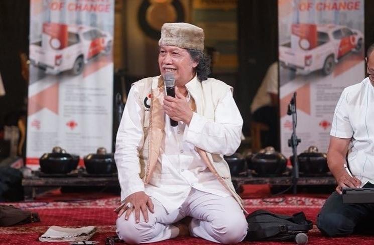 Puisi yang kusembunyikan dari kata - kata.
Cinta yang tak kan kutemukan bentuknya.