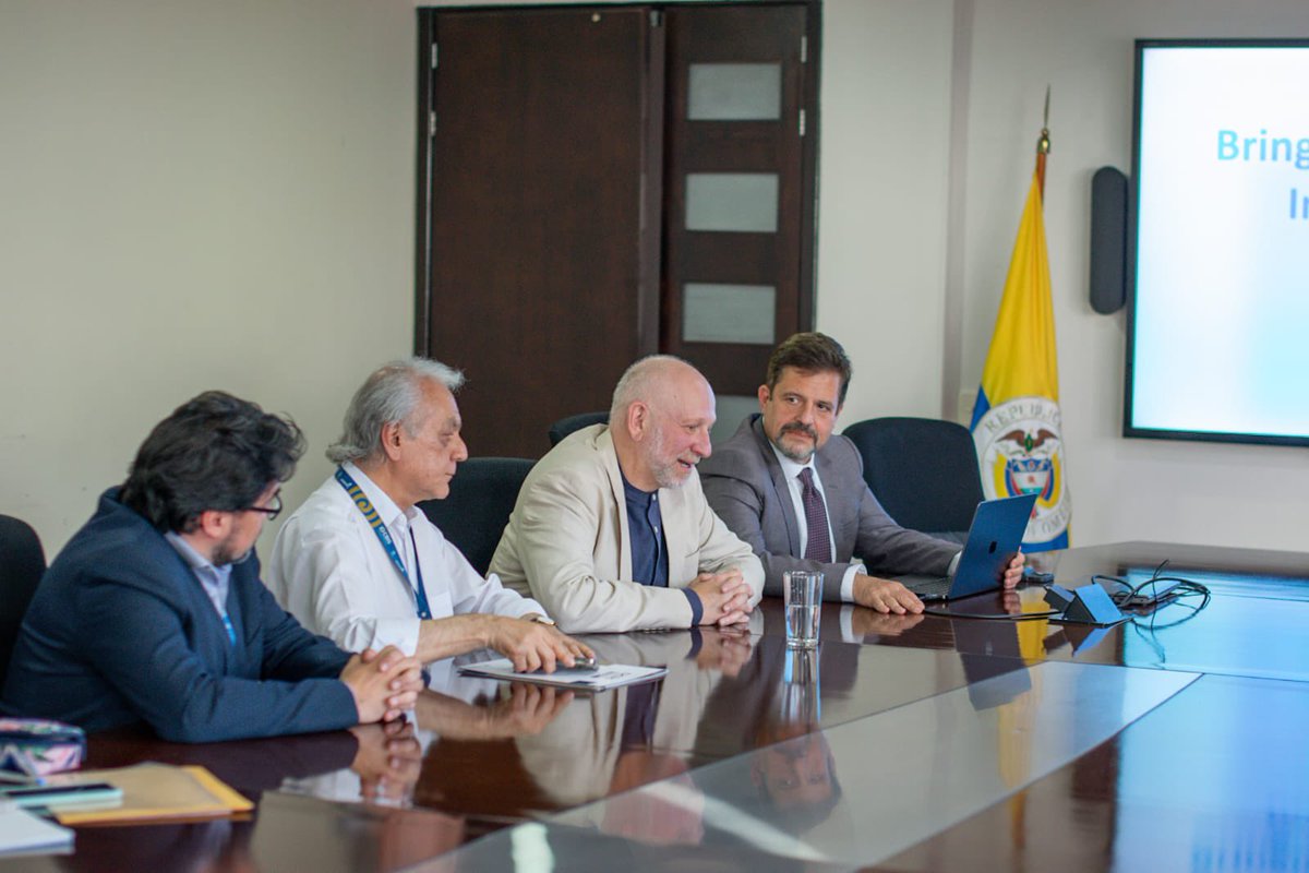 MinSaludCol's tweet photo. Nos reunimos con Dr. Daniel Curiel, representante de Cellserve, empresa dedicada al desarrollo de terapias avanzadas con fines médicos y el Dr. Bernardo Camacho director del @IDCBIS para conocer los avances que se pueden empezar a desarrollar en el país para el tratamiento de enfermedades como el cáncer. “Es supremamente importante porque nos da cuenta de la evolución de la ciencia médica. Esto tiene un valor fundamental para la salud y por eso colaboraremos en lo que podamos para avanzar en el marco regulatorio y las alianzas necesarias para trabajar en conjunto. Queremos que Colombia sea pionero en Latinoamérica para fomentar este tipo de tratamientos que son el futuro de la medicina”, dijo el ministro de Salud, Guillermo Alfonso Jaramillo.