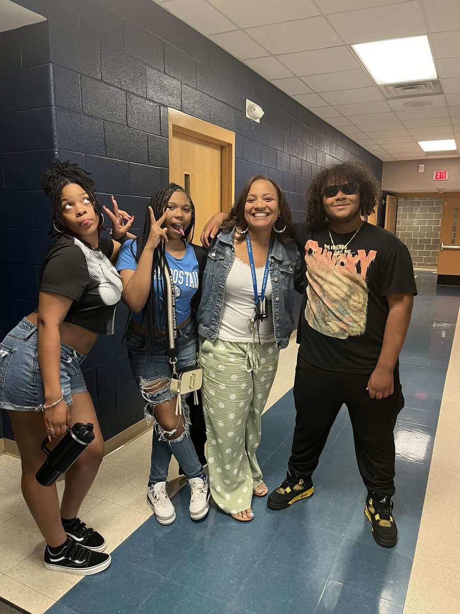MrsBrothersAP's tweet photo. Celebrating the last day of school with my 8th graders……will miss them so much. #myreasonwhy @WakefieldMiddle @WakefieldStrong @NorthernAreaWC https://t.co/0B3JnvlKPa