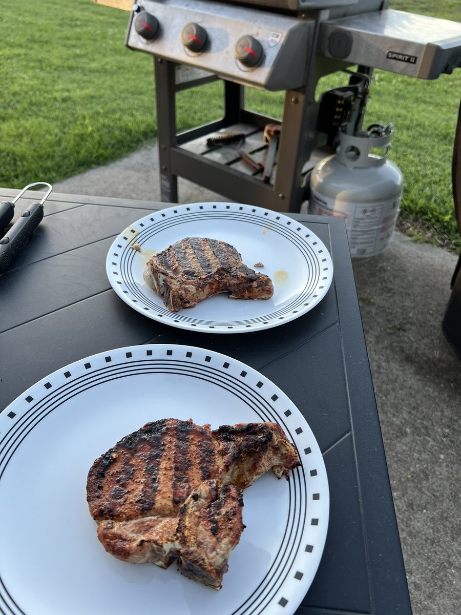 djdreier10's tweet photo. Chris let me cook on the grill tonight. I am quite proud with how these pork chops and taters turned out! #BBQ https://t.co/nmC4pEJ1te