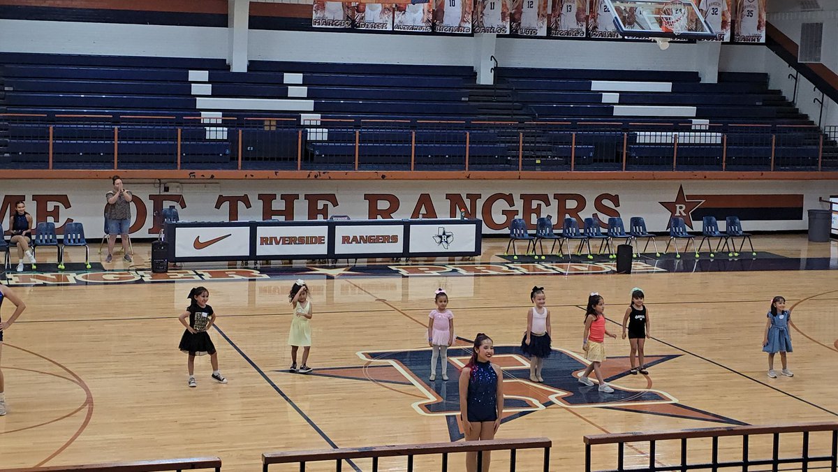 titis1980's tweet image. #rangerettes 💙🧡