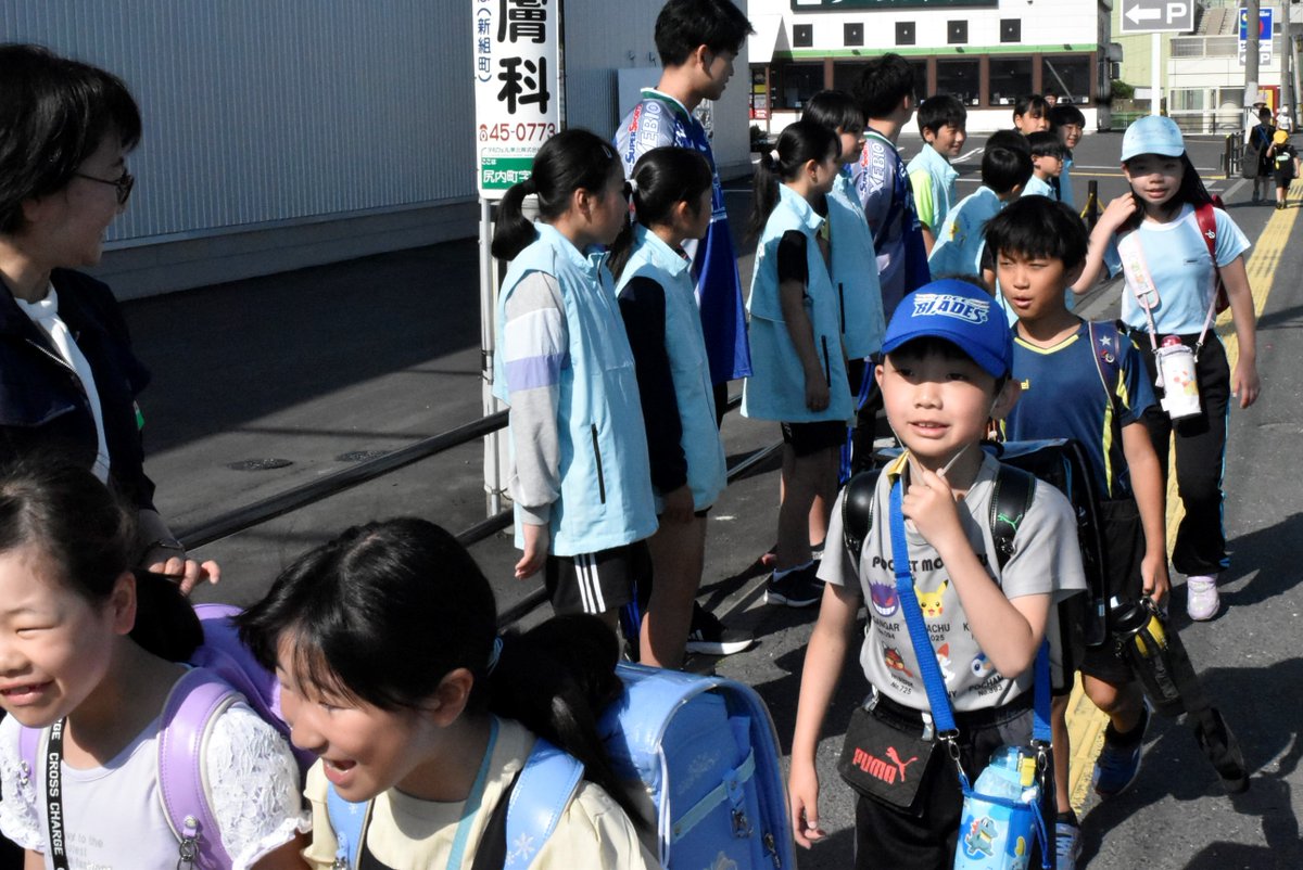 Freeblades's tweet image. 【6/12 #TSR 活動報告】
NO.49 #田中健太郎、No.28 #鎌田悠希 選手が西園小学校JUMPチーム、八戸警察署の皆さんと一緒に、見守り隊活動として朝の挨拶運動に参加させていただきました！

👉facebook.com/GoLets.FreeBla…