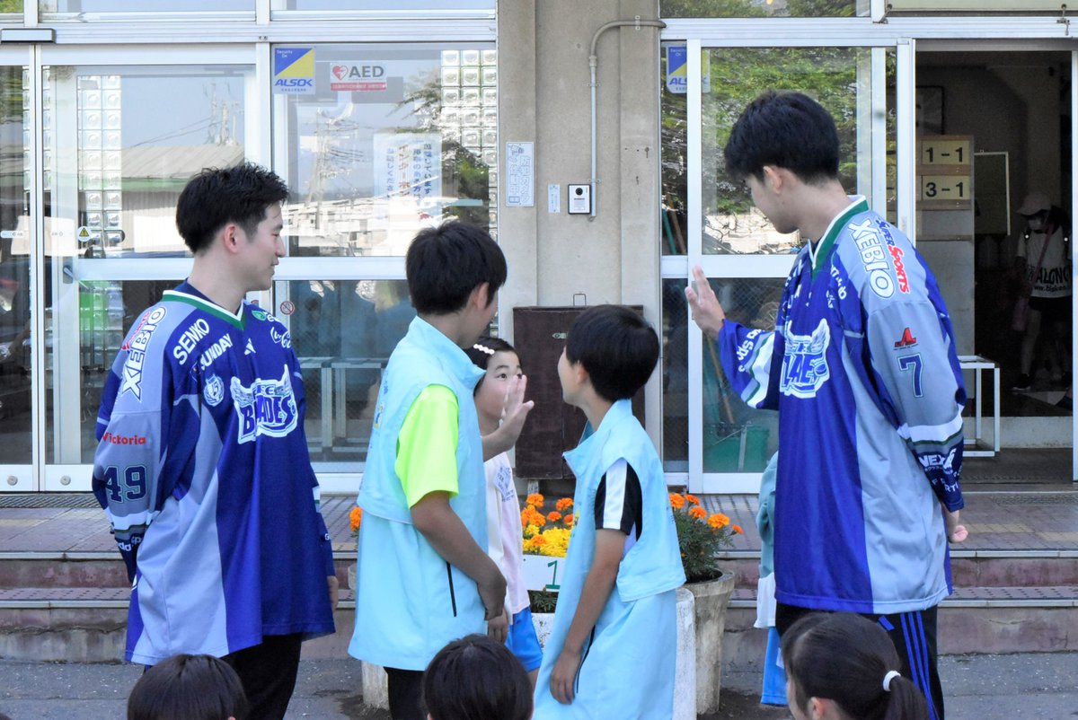 Freeblades's tweet image. 【6/12 #TSR 活動報告】
NO.49 #田中健太郎、No.28 #鎌田悠希 選手が西園小学校JUMPチーム、八戸警察署の皆さんと一緒に、見守り隊活動として朝の挨拶運動に参加させていただきました！

👉facebook.com/GoLets.FreeBla…