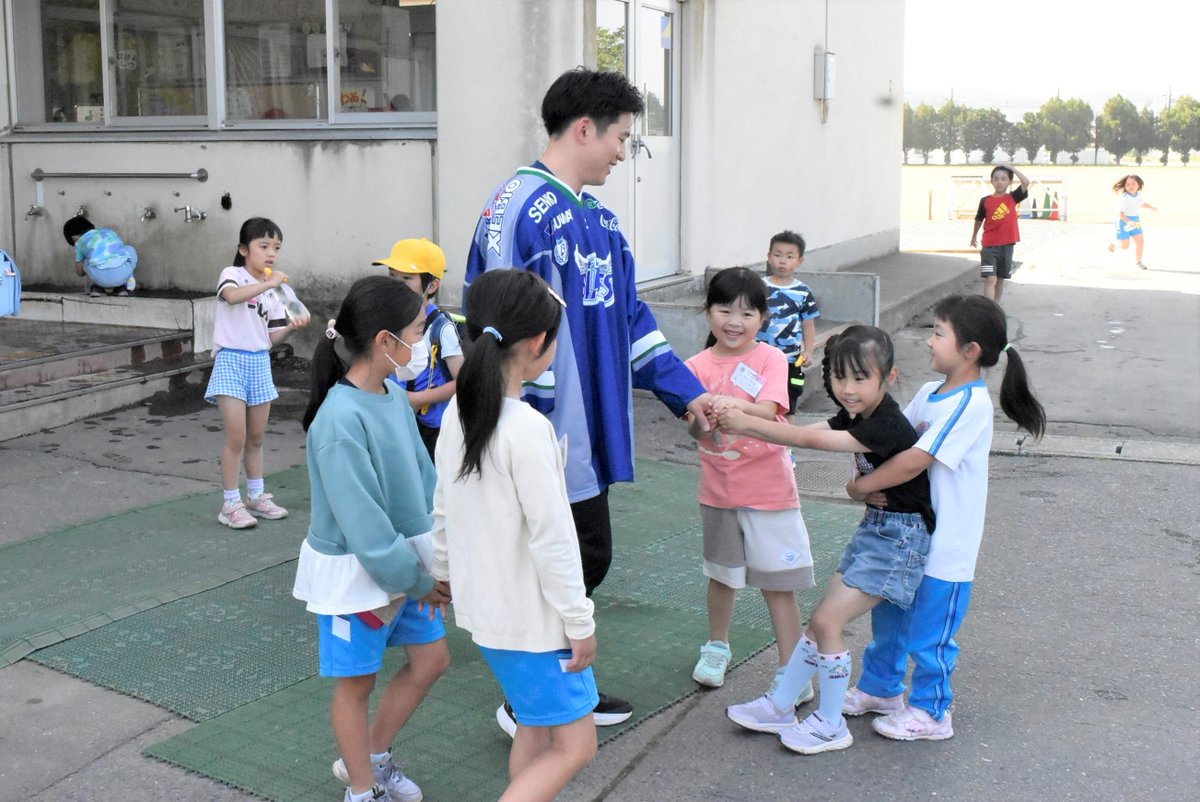 Freeblades's tweet image. 【6/12 #TSR 活動報告】
NO.49 #田中健太郎、No.28 #鎌田悠希 選手が西園小学校JUMPチーム、八戸警察署の皆さんと一緒に、見守り隊活動として朝の挨拶運動に参加させていただきました！

👉facebook.com/GoLets.FreeBla…