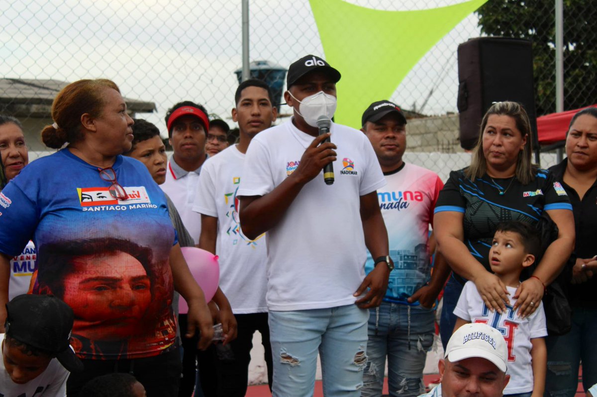 #ChávezSoyYoChávezEresTú Hemos reinaugurado la cancha de usos múltiples de la comunidad Samán Tarazonero I, luego de una gran labor de rehabilitación por parte de <a href="/INADEMAR1/">INADEMAR</a> en articulación con el Poder Popular, el Plan Yo Defiendo Haciendo + y gracias a <a href="/NicolasMaduro/">Nicolás Maduro</a>