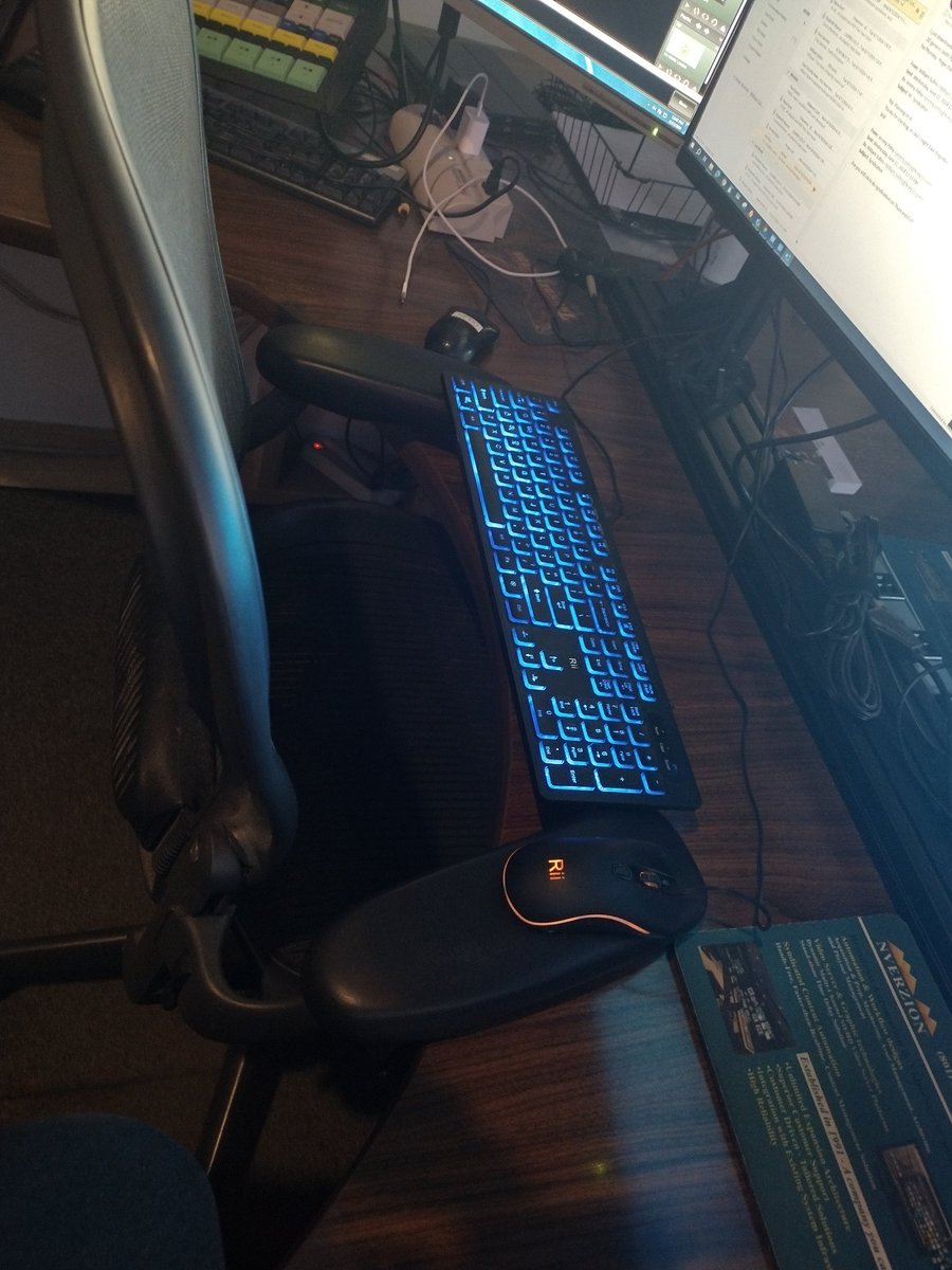 torachan88's tweet photo. Show me your coworker is petty without telling me they are .. I'll start apparently we can't use the other chair in the office we all share even though it's a common space. https://t.co/k6JXFH2XlT