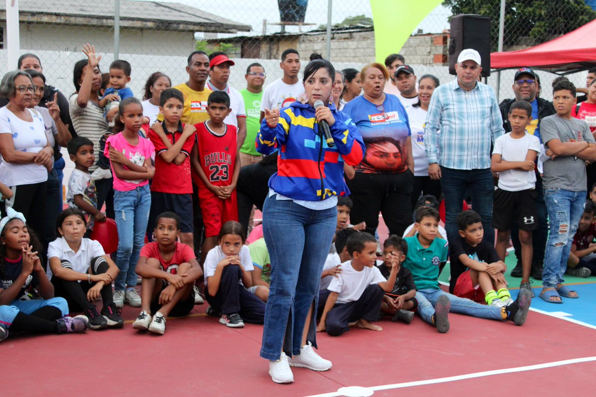 johanitakenpo's tweet photo. #ChávezSoyYoChávezEresTú Estos espacios deportivos son destinados al sano esparcimiento y la recreación de nuestra juventud del Samán Tarazonero I. Gracias al Pdte.@NicolasMaduro es posible contar con áreas para la masificación deportiva de las comunidades #CreemosEnNuestraGente https://t.co/yBYObwpIP1