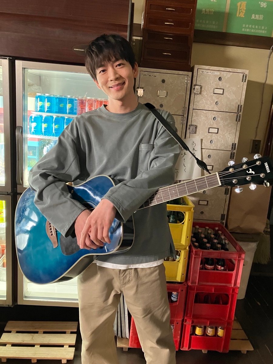 9border_tbs's tweet image. ⋱🖇#ナインボーダーDiary🖇 ⋰ 

コウタロウスマイルinおおば湯♨️
愛用のギターと2ショット📷
コウタロウさんの歌声が聴こえてきそうです😌

#コウタロウスマイル
#松下洸平 
#金曜ドラマ #tbs
#ナインボーダー