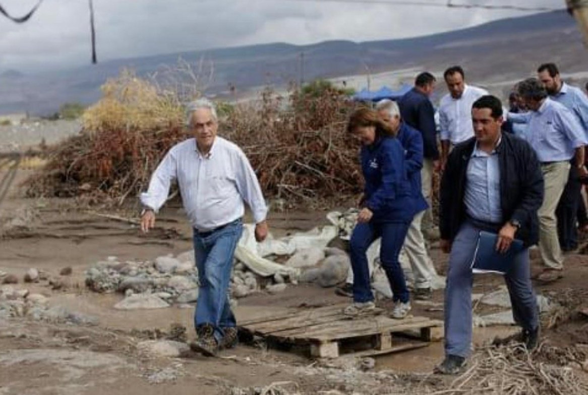 aprachile's tweet photo. Piñera no decía ustedes no están  solos.... el iba https://t.co/2jqzy49ESp