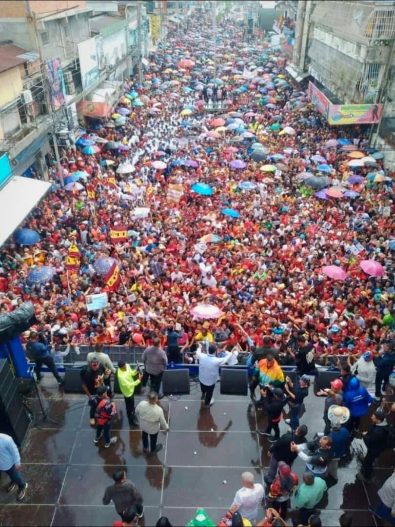 Se llenó la Av. Miranda, de San Fernando de Apure, de amor y compromiso de Patria y revolución al hermano ⁦<a href="/NicolasMaduro/">Nicolás Maduro</a>⁩ para ratificar nuestra voluntad de pueblo libertario y antiimperialista, para lograr la victoria el 28/07/24 reeligiéndolo pdte de la República