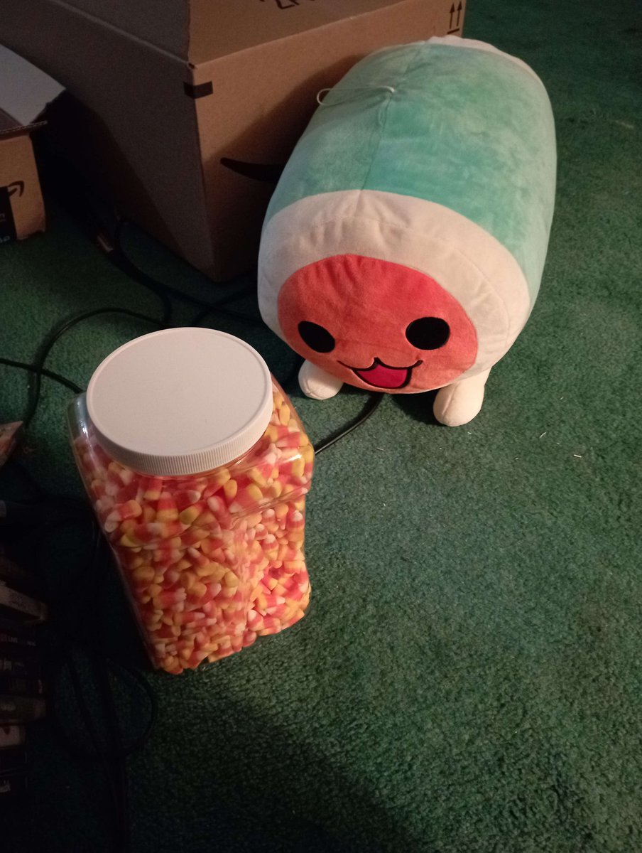 typedude2012's tweet image. Don-chan stares at Candy Corn

Yummy!!