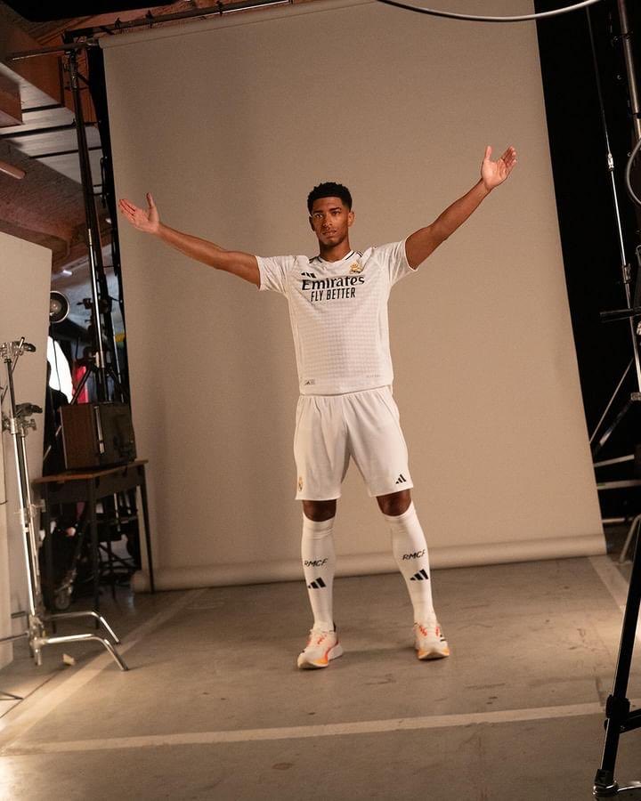theMadridZone's tweet photo. Jude Bellingham in new home kit. ⚪️⚫️ https://t.co/bB9VoB773X