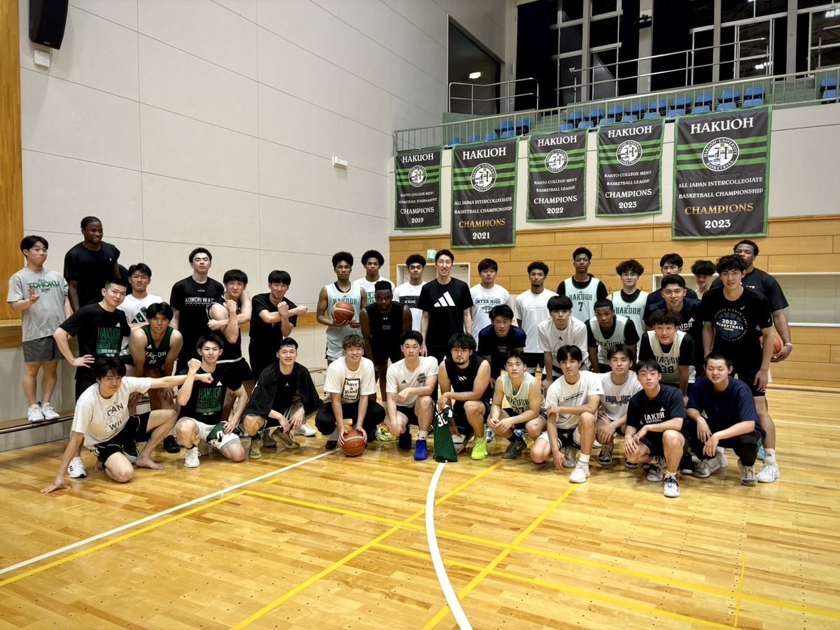 hakuoh_soldiers's tweet photo. 昨日はOB戦を行いました！

たくさんのOBが遊びに来てくれました💚

皆さんありがとうございました🫂

#白鷗大学
#hakuohsoldiers 
#大学バスケ https://t.co/qxAz1lezBM