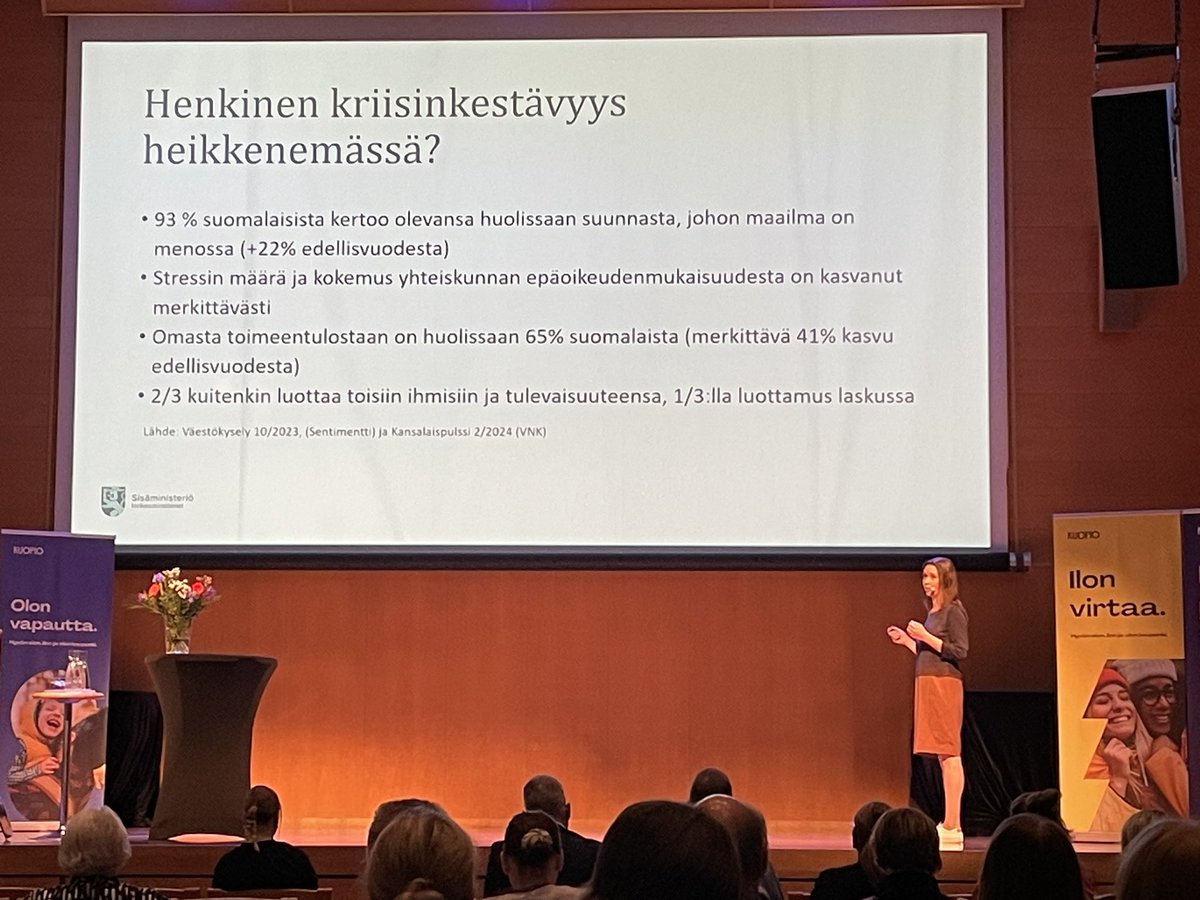 Onko suomalaisten henkinen kriisinkestävyys ja resilienssi heikentymässä, pohtii <a href="/Sisaministerio/">Sisäministeriö</a>’n Sini Erholtz #Kuopio’n #hyvinvointiseminaari’ssa. 🤔
Luottamus toisiin ihmisiin ja yhteisöllisyys on tiiviisti yhteydessä ihmisten turvallisuudentunteeseen.