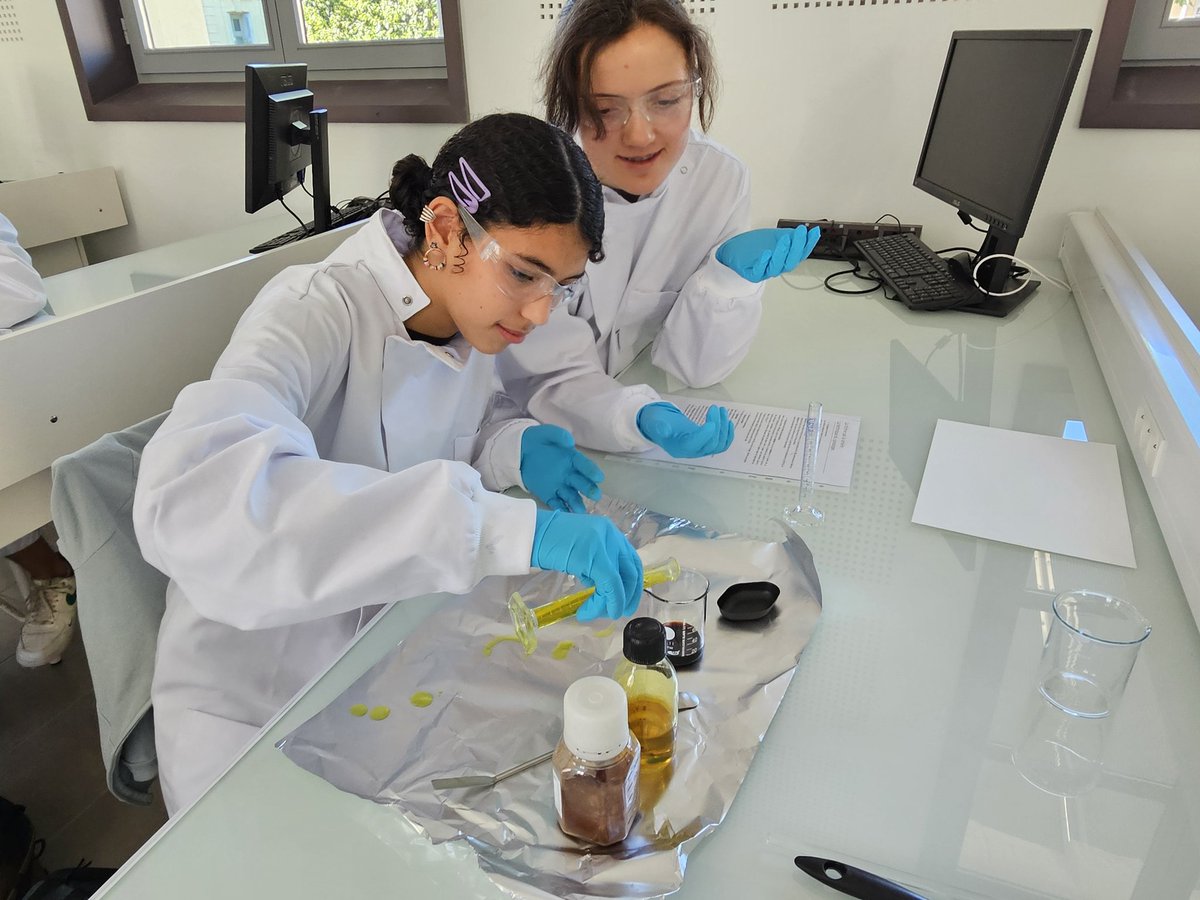JS Filhol (@filholjs) on Twitter photo La faculte des Sciences <a href="/FacsciencesUM/">Fac des Sciences UM</a> <a href="/DpartementCHIM1/">Département Enseignement CHIMIE</a> <a href="/umontpellier/">Université de Montpellier</a> sort de ses murs au collège Clemenceau de Montpellier et fait la chimie des cyanotypes <a href="/JeanyvesWinum/">Jean-Yves WINUM</a> <a href="/BatriceRoy1/">Béatrice Roy</a> <a href="/chr25170/">Chaubet Christophe</a> La faculte des Sciences <a href="/FacsciencesUM/">Fac des Sciences UM</a> <a href="/DpartementCHIM1/">Département Enseignement CHIMIE</a> <a href="/umontpellier/">Université de Montpellier</a> sort de ses murs au collège Clemenceau de Montpellier et fait la chimie des cyanotypes <a href="/JeanyvesWinum/">Jean-Yves WINUM</a> <a href="/BatriceRoy1/">Béatrice Roy</a> <a href="/chr25170/">Chaubet Christophe</a>