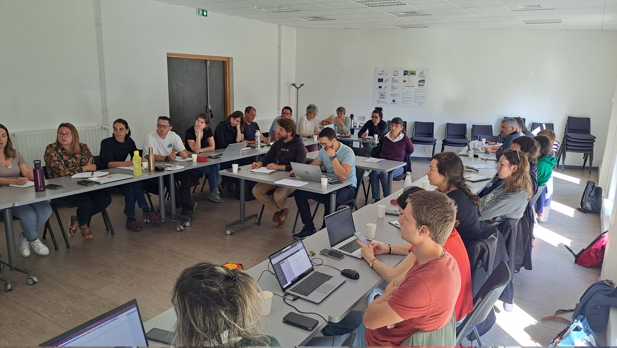 micdundee25's tweet photo. C'est parti pour la journée de l'observation avec Johanna Villenave-Chasset  ! journée de formation des techniciens #observateurs sur les #auxiliaires en #grandescultures. Objectif : reconnaître les petites bêtes dans les #cultures.
#BSV https://t.co/iPIQVLw6zI