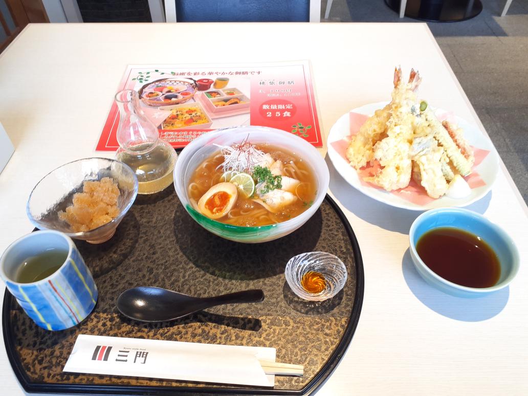 obaq089's tweet photo. 冷た〜い二種類の出汁たっぷり！
天ぷら盛り合わせも付けて大満足(●´～｀●)

#鶏だし稲庭うどん
#京料理三門
#三門 https://t.co/DPqHlk5kHd