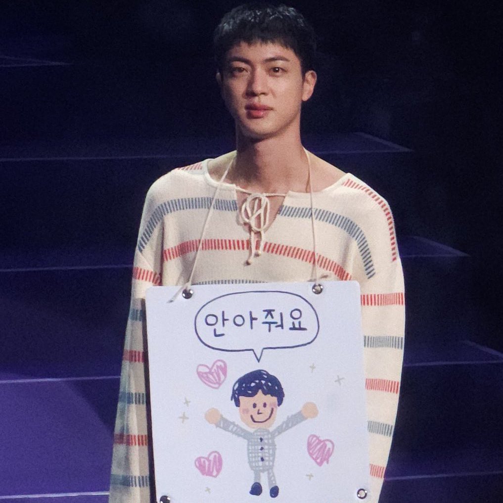 jjkclean's tweet image. Relatos de armys que abraçaram o Jin -  a thread