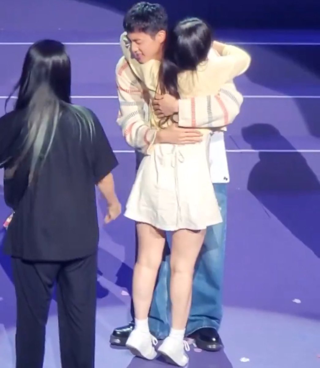 jjkclean's tweet image. Relatos de armys que abraçaram o Jin -  a thread