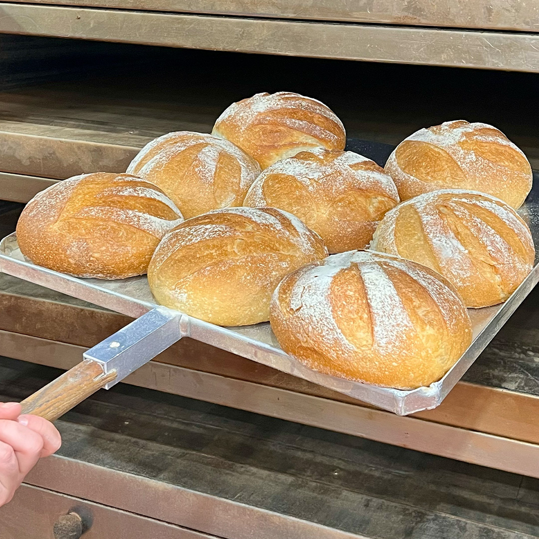 Wenzelsthebaker's tweet photo. Fresh out the oven, crusty on the outside, soft on the inside. What more could you want? 🍞🧡 

#CrustPerfection #freshbread #bread #bakery #wenzels https://t.co/GIExjVmXKa