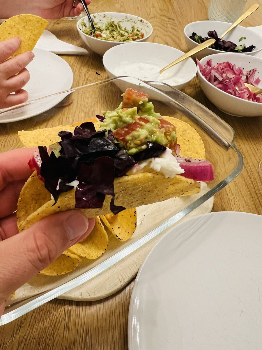 tssorcinelli's tweet photo. Fish fingers #Taco 🌮 night! Pickled onions avocado 🥑 and tomatoes mash Greek yogurt and salad leaves 🍃 Delicious as always! #Thursdayvibe #foodlover #FoodFeast https://t.co/jhPZmutxFF