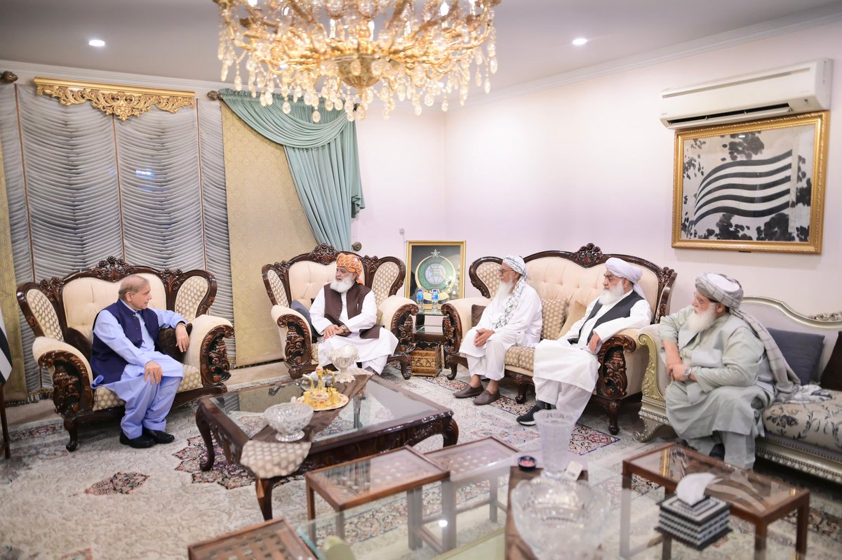 مولانا کو غلطی کا احساس ہو گیا ہے۔ میرے خیال میں وزیراعظم شہبازشریف کی طرف سے مولانا کو واپسی کا باعزت اور باوقار  راستہ دینے پر ان کی تعریف بنتی ہے مگر وہ کیا کریں گے جو مولانا کے بل پر حکومت مخالف تحریک چلانے کا سوچ رہے تھے؟ ۔۔ تازہ ترین ملاقات