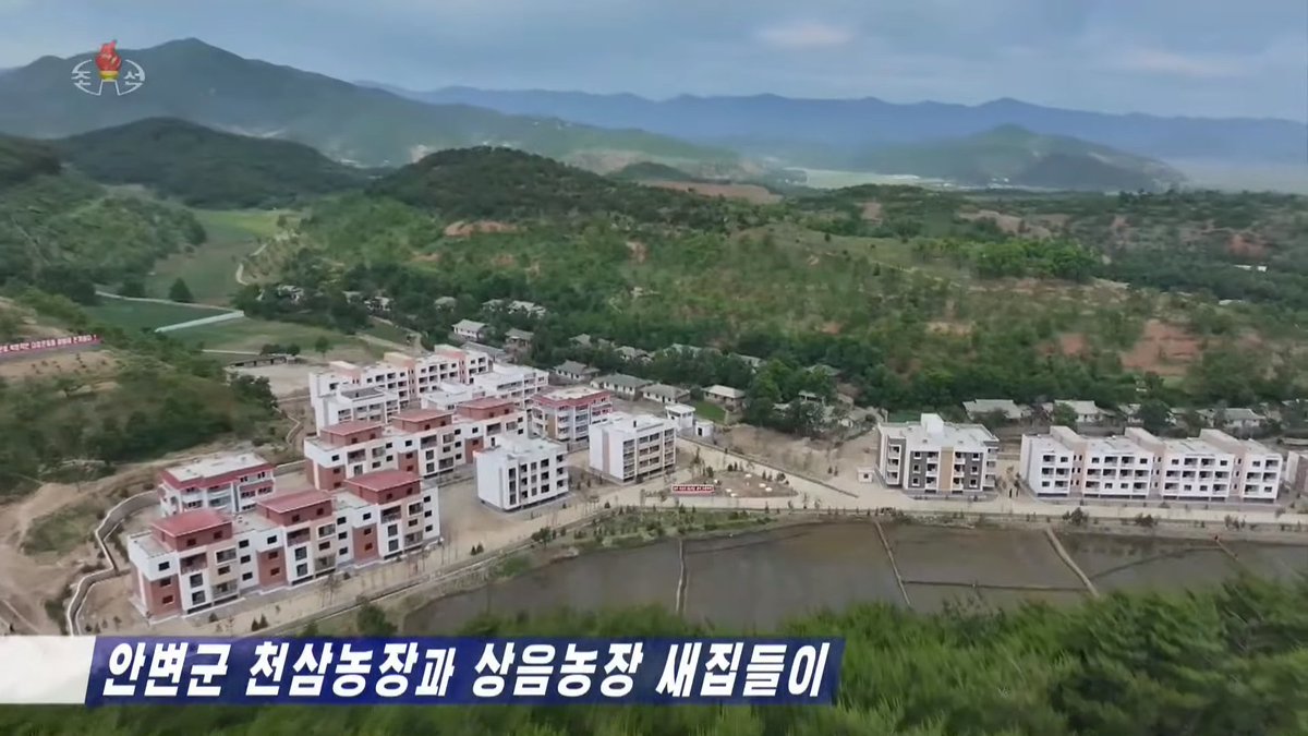 Fekerfanta's tweet photo. 🇰🇵🏘️ Corea del Norte ha terminado la construcción de nuevas viviendas en Anbyon. 

Las viviendas han sido entregadas gratuitamente al pueblo. https://t.co/iYGiHR1KP7