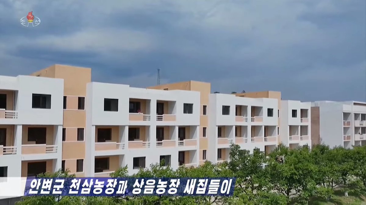 Fekerfanta's tweet photo. 🇰🇵🏘️ Corea del Norte ha terminado la construcción de nuevas viviendas en Anbyon. 

Las viviendas han sido entregadas gratuitamente al pueblo. https://t.co/iYGiHR1KP7