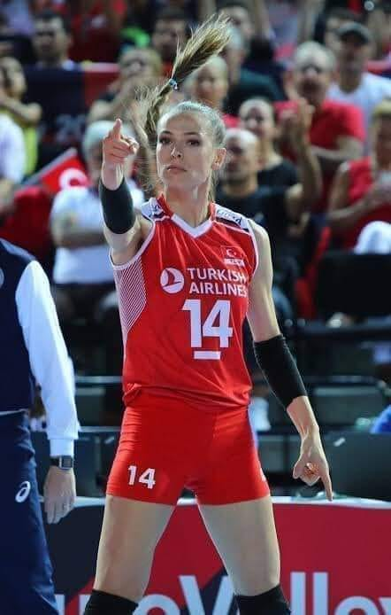 Dünyada;
"Bir Rus,
- Her kadın bir damat için doğmuştur. Tanrı karısını dövenin rızkını artırır.
Bir Alman,
- Yeryüzünde iki iyi kadın vardır: biri daha doğmamıştır, diğeri de ölmüştür.
Bir Bulgar,
- Kadın şeytandan beterdir.
Bir İranlı,
- Kadın iblisin kamçısıdır.
Bir Hintli,
-