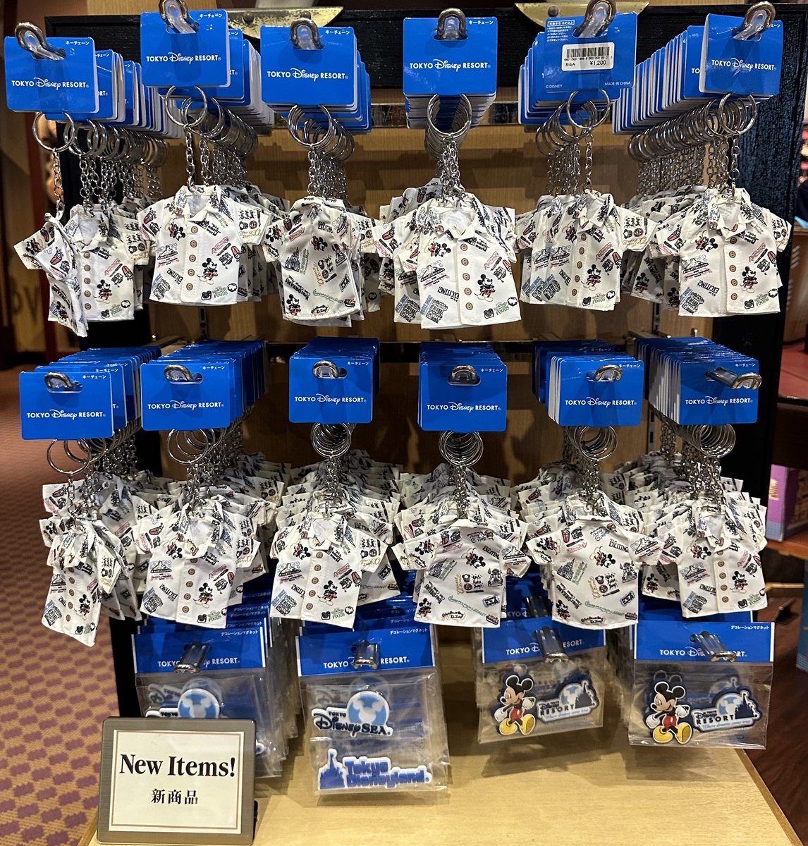 MaihamaStyle's tweet photo. カントリーベアの文具３点、ディズニーリゾートグッズ８点がボン・ヴォヤージュにて販売開始になりました🎊
カテゴリー『Newグッズ』にサイトUP 致しましたので、是非ご覧下さい💕
#TDR #TDL #TDS #カントリーベア #ディズニーリゾートグッズ #キーチェーン #ニューグッズ #マグネット #NEWグッズ https://t.co/M33k6HdvLm