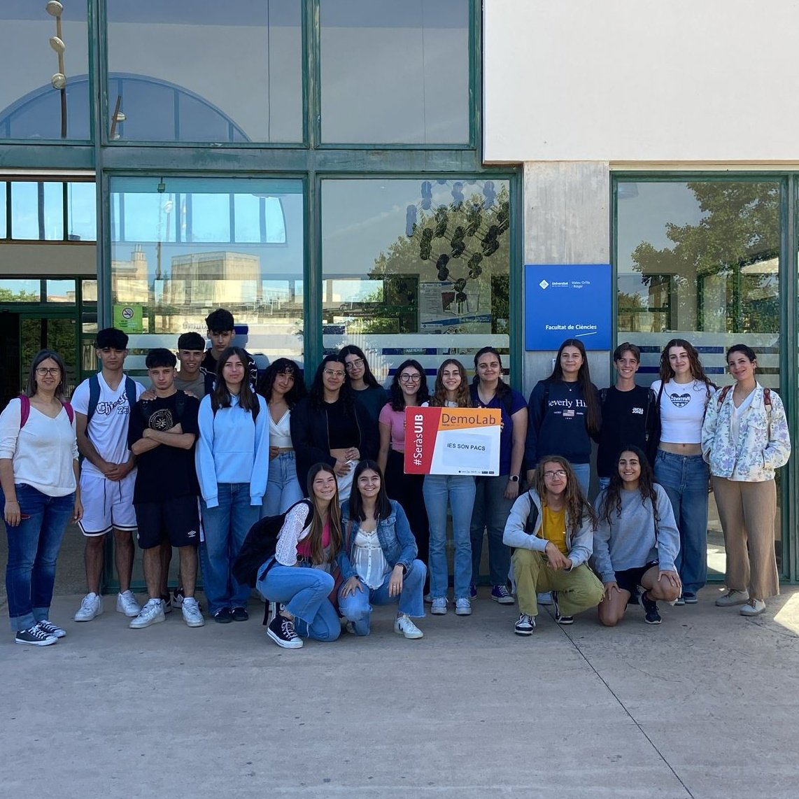 PortUIB's tweet image. Cada setmana acostam la ciència 🔬🦠🧪⚛️ a l'alumnat de 4t d'ESO i 1r de batxillerat amb les pràctiques del #DemoLab @UIBuniversitat 
▶️ seras.uib.cat/demolab_demotec
#SeràsUIB