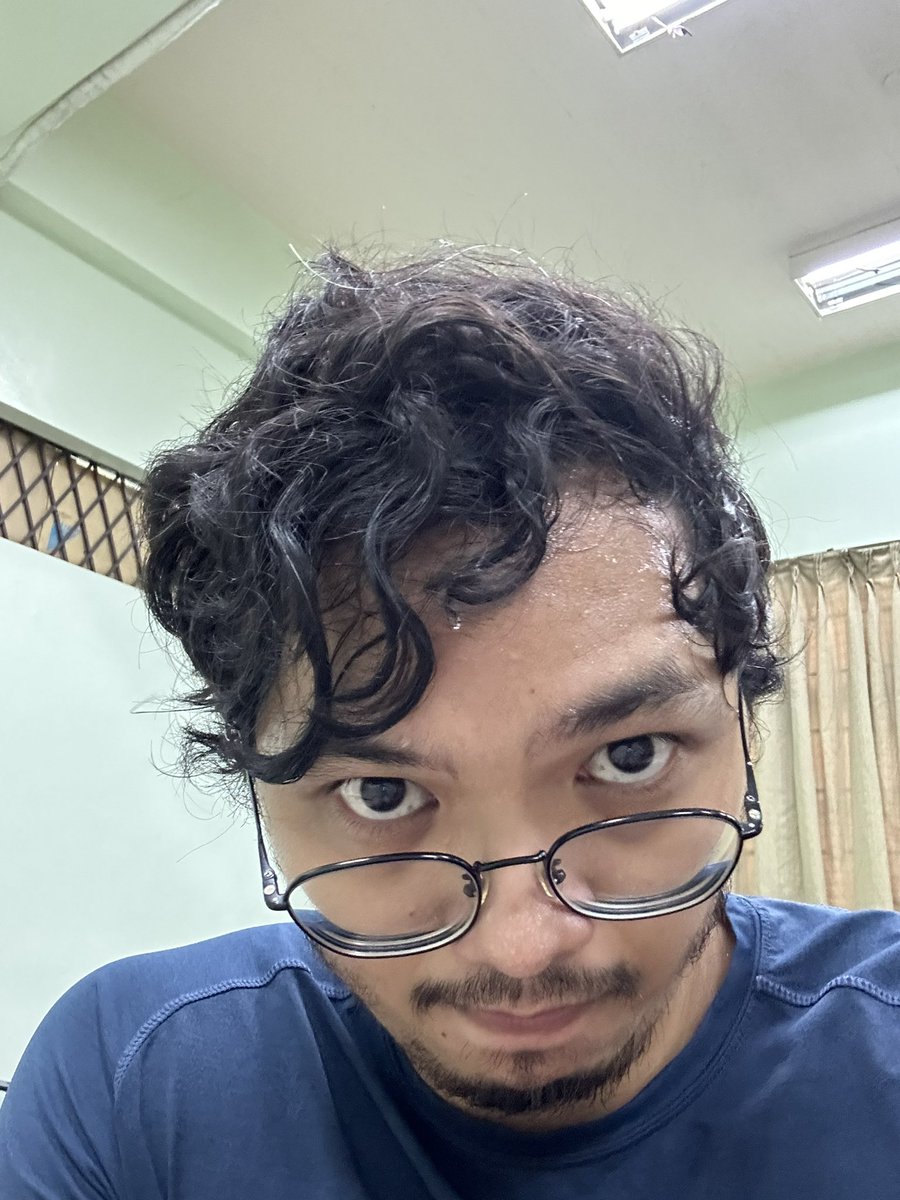 trevmerbot's tweet photo. May random person sa coffee shop kanina na nagtanong kung anong curl conditioner daw gamit ko. Di ako gumagamit ng ganoon. Laway-laway plus pawis lang ‘to 😆😛 https://t.co/PhnAdJBJHk